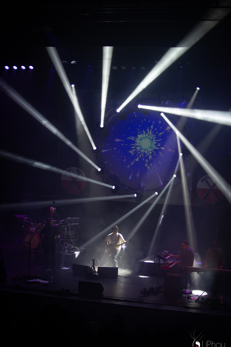 Scène F•L•O•Y•D avec projections et faisceaux blancs